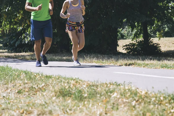 Jong koppel joggen samen — Stockfoto