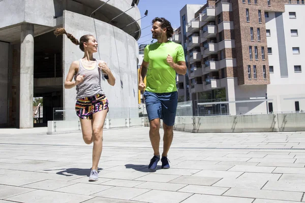 Casal jogging juntos em ambiente urbano — Fotografia de Stock