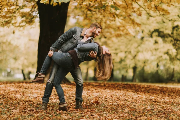 Ζευγάρι ερωτευμένων στο πάρκο φθινόπωρο — Φωτογραφία Αρχείου