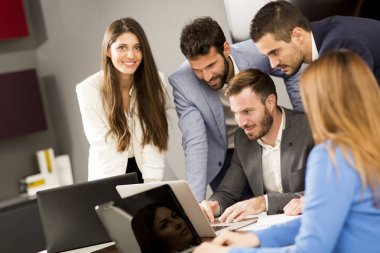 Ofiste genç ekip çalışması