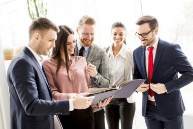 Modern ofis toplantıda iş takım