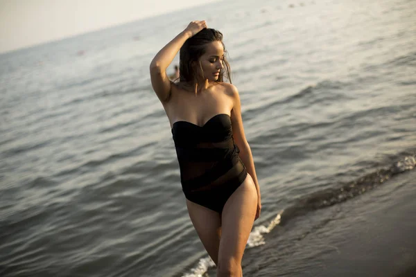 Mujer en bikini en la playa — Foto de Stock