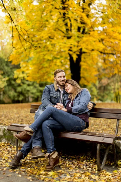 Casal amoroso no parque de outono — Fotografia de Stock