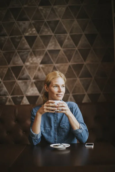 Ładna kobieta z telefonu w kawiarni — Zdjęcie stockowe