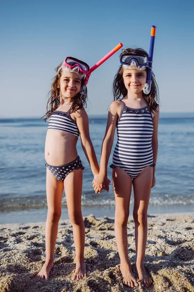 Söta små flickor på stranden — Stockfoto