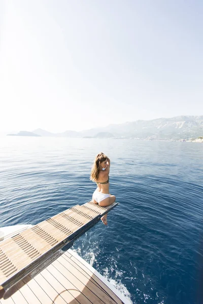 Mujer bonita relajándose en el yate — Foto de Stock