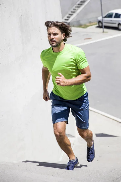 Uomo che corre per strada — Foto Stock