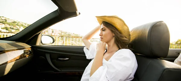 Vacker kvinna i vit cabriolet bil — Stockfoto