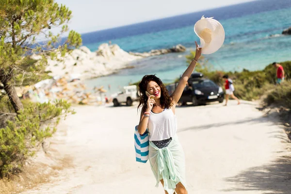 Mooie jonge vrouw op het strand — Stockfoto