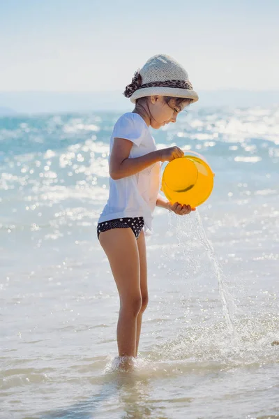 かわいい小さな女の子が、ビーチで遊んで — ストック写真