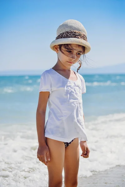 Schattig meisje op het strand — Stockfoto