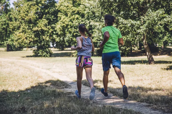 Mladá běží pár v parku — Stock fotografie