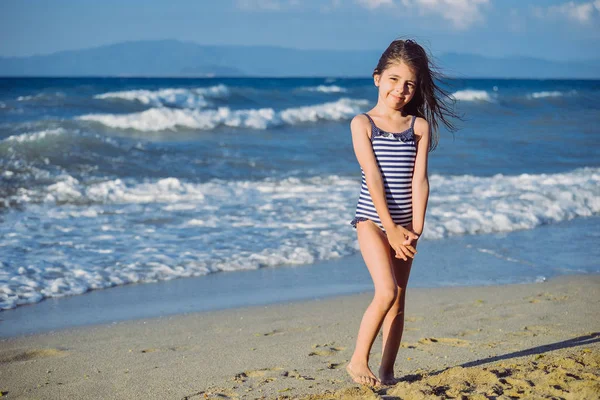 Kumsalda tatlı küçük bir kız — Stok fotoğraf
