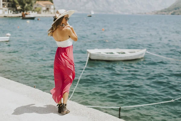 Joven mujer atractiva posa junto al mar — Foto de Stock