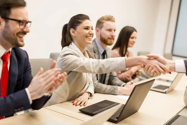 Jeunes travaillant dans le bureau — Photo