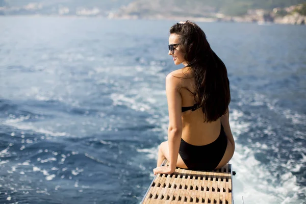 Pretty woman relaxing on the yacht — Stock Photo, Image