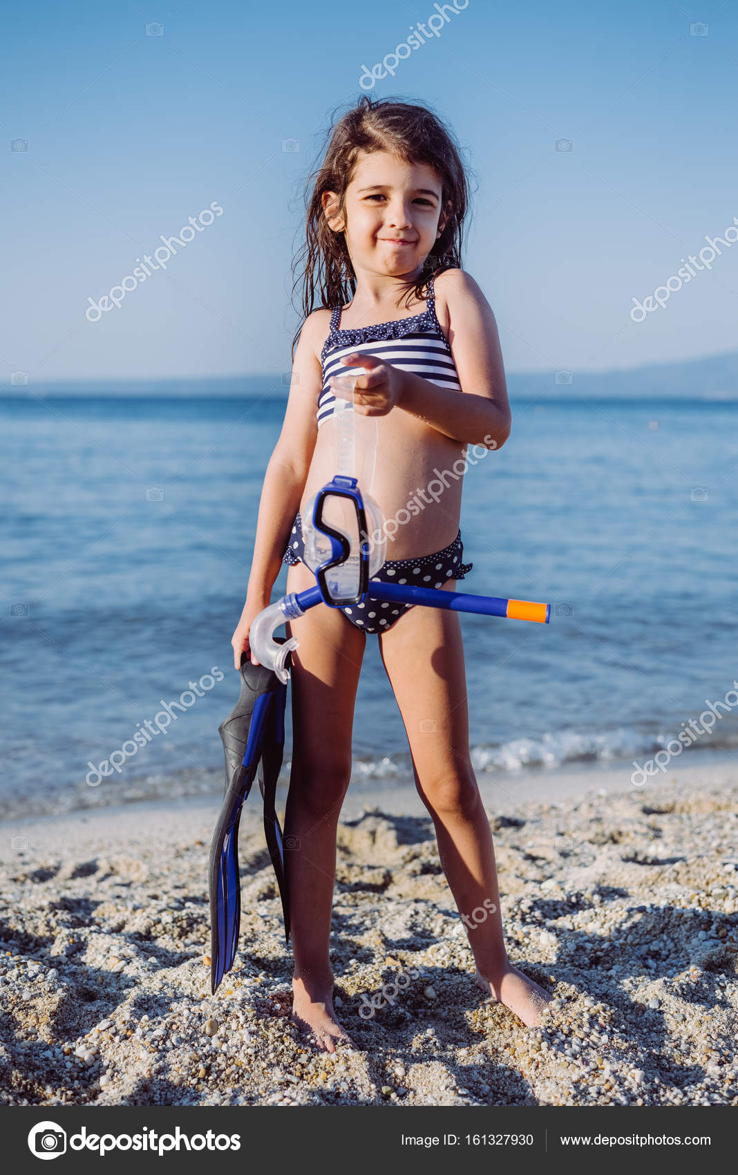 на пляже девочка 