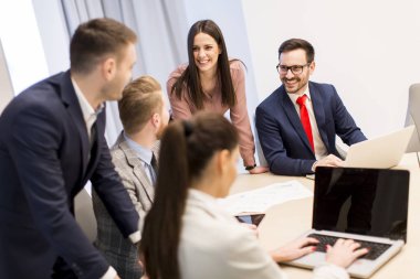 Modern ofis toplantıda iş takım