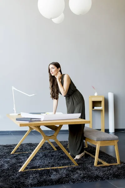 Mulher bonita no escritório moderno — Fotografia de Stock