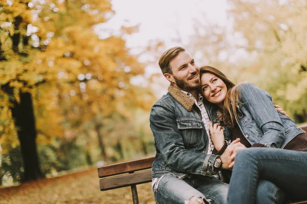 Coppia amorevole nel parco autunnale — Foto Stock