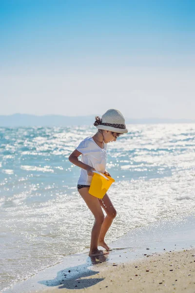 Söt liten flicka som leker på stranden — Stockfoto