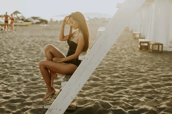 Vrouw in bikini op het strand — Stockfoto