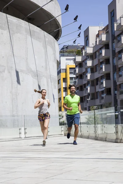 Par jogging tillsammans i urban miljö — Stockfoto