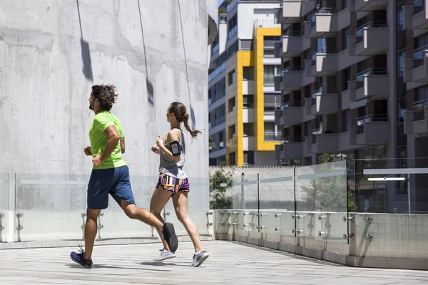 Couple jogging together in urban environment — Stock Photo, Image