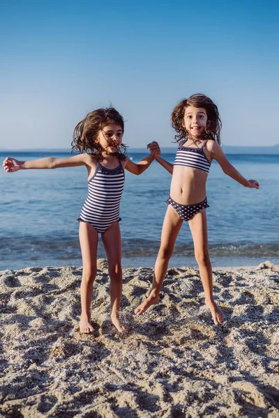 Söta små flickor att ha kul på stranden — Stockfoto