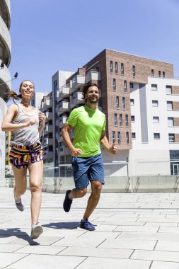 Yakışıklı ve güzel kadın birlikte koşu 