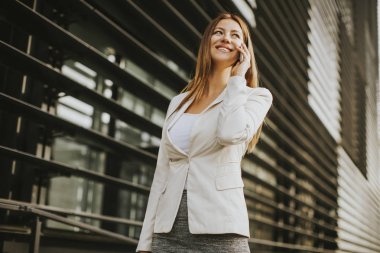 Cep telefonu ile güzel iş kadını