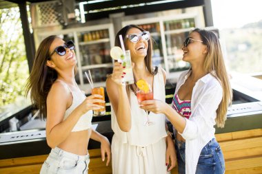 Coctais plaj barda içki üç genç kadın