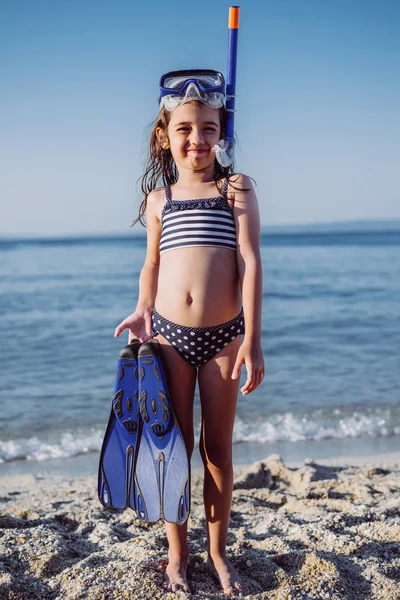 Söt liten flicka på stranden — Stockfoto