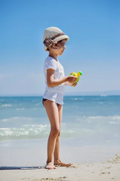 Schattig klein meisje spelen op het strand — Stockfoto