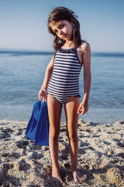 Kumsalda tatlı küçük bir kız — Stok fotoğraf