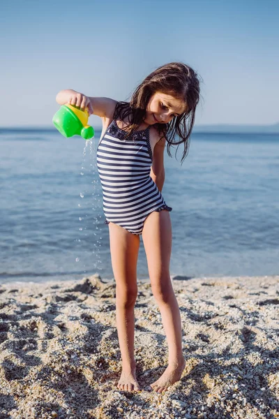 かわいい小さな女の子が、ビーチで遊んで — ストック写真