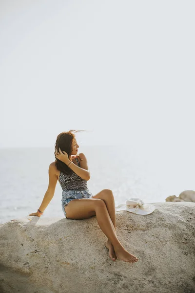 Mooie jonge vrouw op het strand — Stockfoto