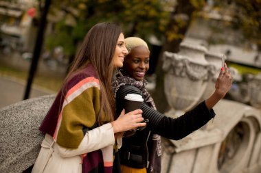 Sonbahar günü adlı iki genç çok ırklı kız arkadaşım
