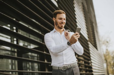 cep telefonu ile yakışıklı genç