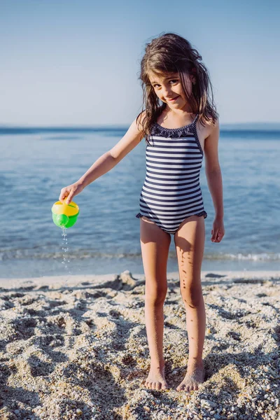 Schattig klein meisje spelen op het strand — Stockfoto