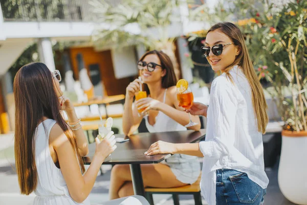Tři mladé ženy pití coctais — Stock fotografie