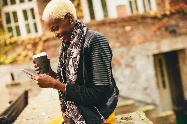 Ung svart kvinna med kaffekopp — Stockfoto