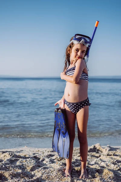 Söt liten flicka på stranden — Stockfoto