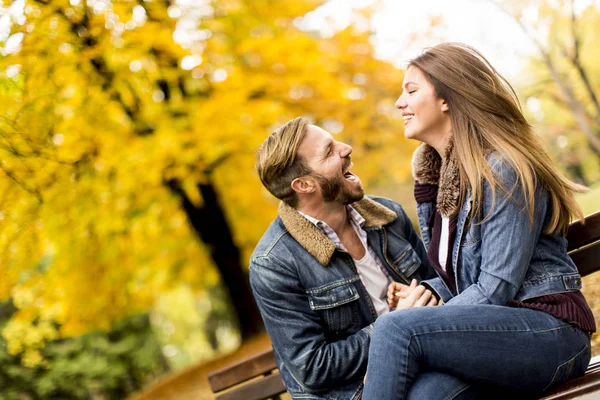 Fiatal, szerelmes pár, az őszi parkban — Stock Fotó