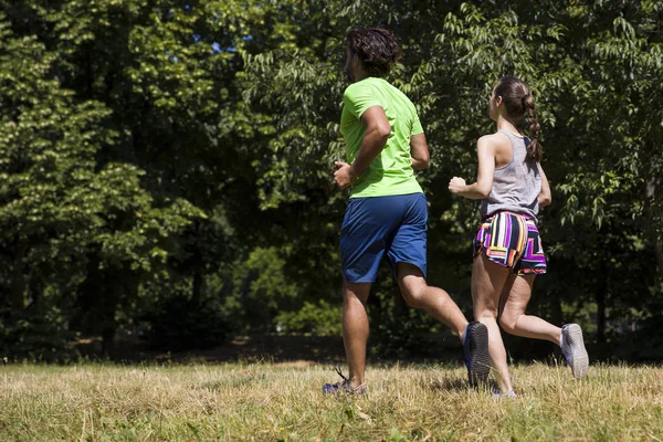 Jovem casal correndo no parque — Fotografia de Stock