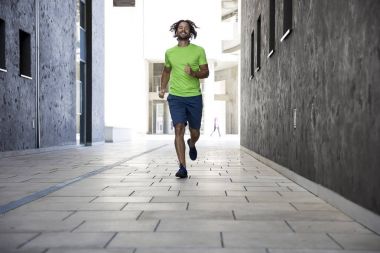 Kentsel çevre sokakta koşan genç adam