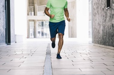 Kentsel çevre sokakta koşan genç adam