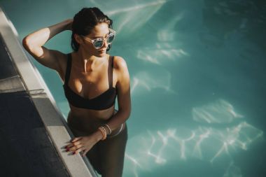 Genç ve güzel kadın relaxcing ve havuz kenarı