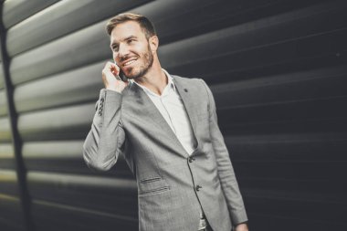 cep telefonu ile yakışıklı genç