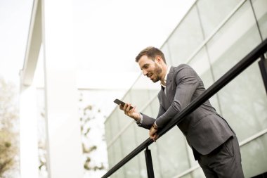 cep telefonu ile yakışıklı genç